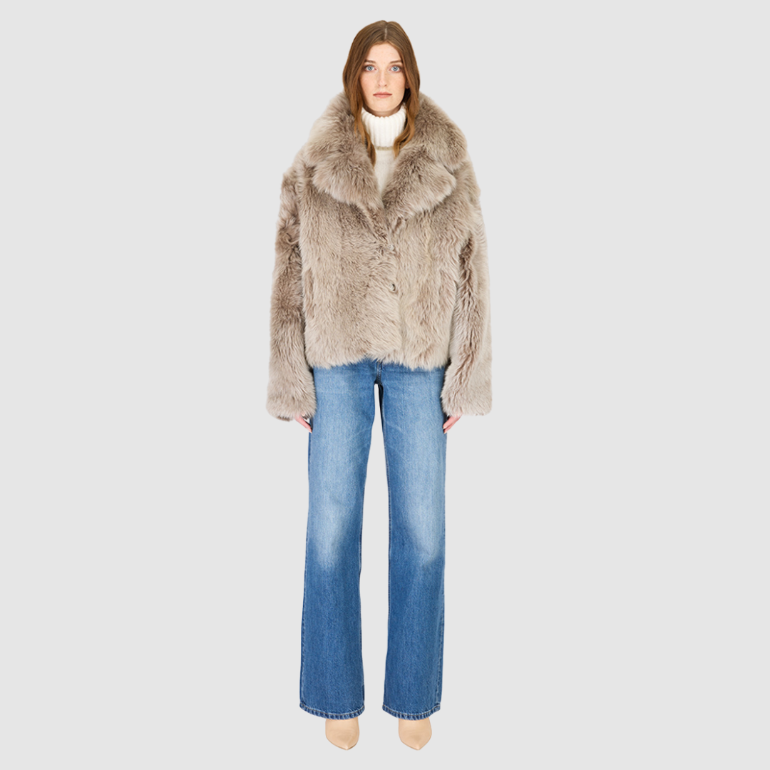The TOSKA Jacket is a versatile statement piece crafted in Taupe Brisa suede and Toscana shearling. This reversible oversized cropped teddy allows you to switch between a plush teddy texture and a sleek suede finish for two distinct looks. Designed with a drop-shoulder silhouette and relaxed fit through the shoulders, arms, and body, it combines comfort with elevated style. The oversized Toscana notch collar and functional side pockets complete this luxurious, cold-weather essential.