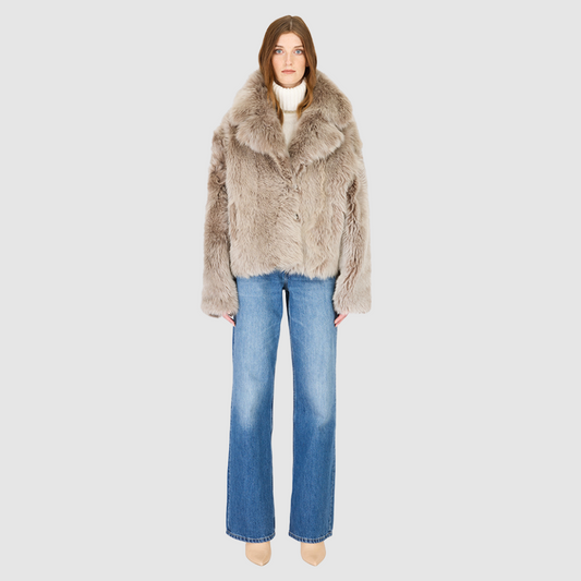 The TOSKA Jacket is a versatile statement piece crafted in Taupe Brisa suede and Toscana shearling. This reversible oversized cropped teddy allows you to switch between a plush teddy texture and a sleek suede finish for two distinct looks. Designed with a drop-shoulder silhouette and relaxed fit through the shoulders, arms, and body, it combines comfort with elevated style. The oversized Toscana notch collar and functional side pockets complete this luxurious, cold-weather essential.