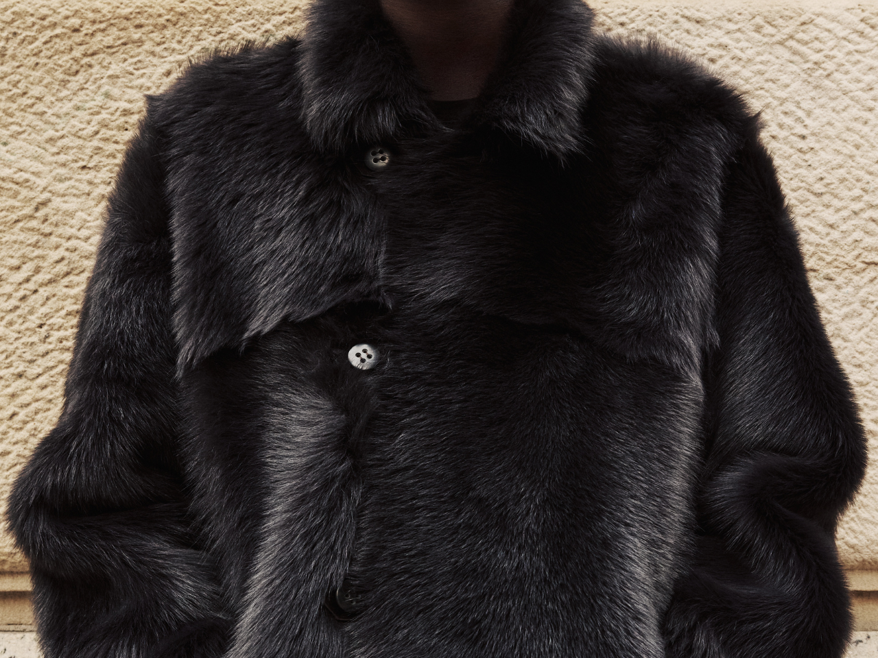 This stylish men's jacket is a luxurious piece of outerwear crafted from Toscana shearling. This fashionable coat features a classic, hip-length silhouette, a secure button closure, and practical slash pockets. The soft and warm shearling provides exceptional comfort and style. This shearling jacket is a must-have outerwear option for a sophisticated look.
