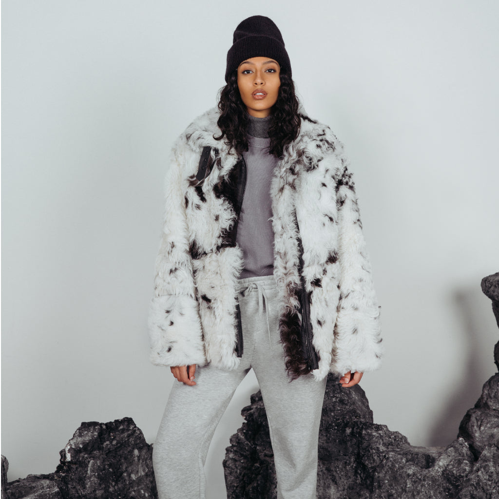 BLACK AND WHITE PINTO SILKY NAPPA CURLY TOSCANA. Shearling. Reversible. Fits comfortably across the shoulders, loose-fit through the torso. Relaxed armholes. 28 in