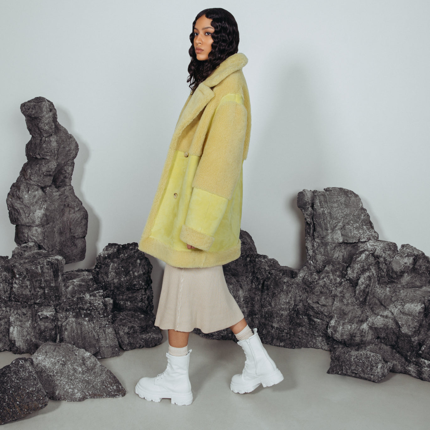 CANARY NAPPA CURLY. Shearling. Reversible. Oversized loose fitted style. Relaxed shoulder. Deep armhole and wide sleeves. Straight cut through torso. 33 in