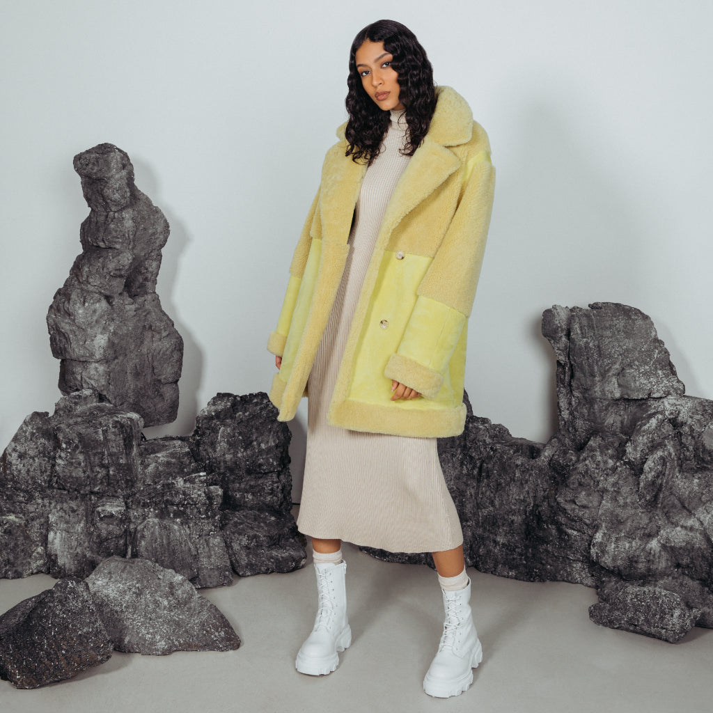 CANARY NAPPA CURLY. Shearling. Reversible. Oversized loose fitted style. Relaxed shoulder. Deep armhole and wide sleeves. Straight cut through torso. 33 in